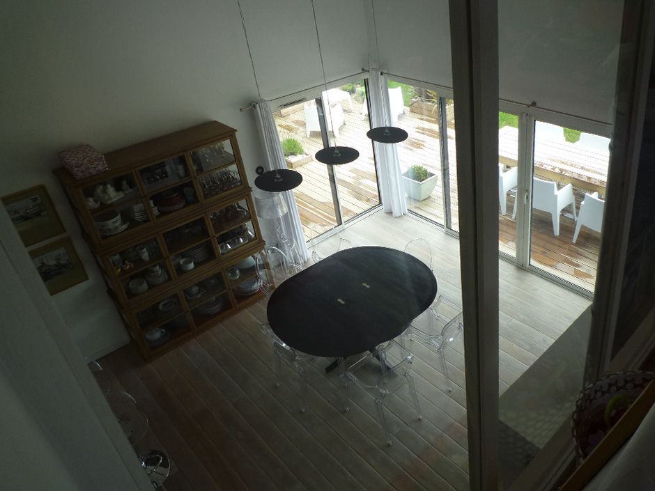 vue du haut sur une salle à manger spacieuse avec baies vitrées