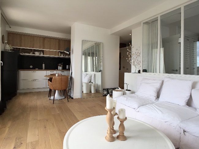 salon avec vue sur cuisine équipée