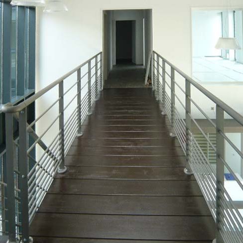 escalier design dans un bureau