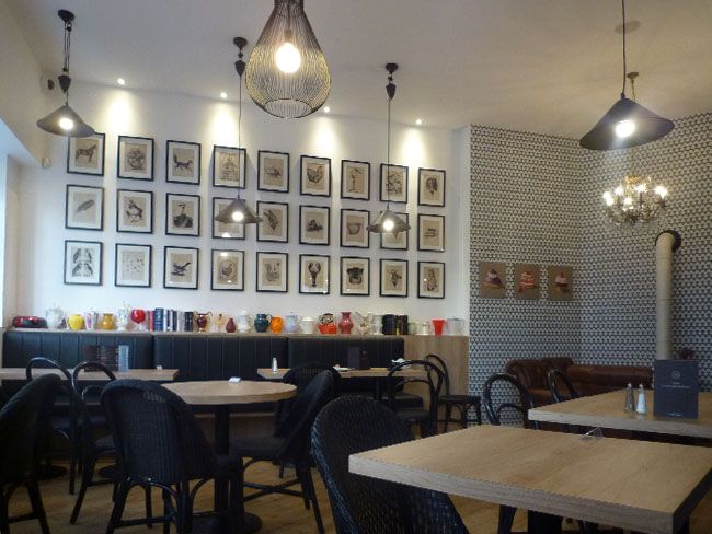 mur de cadres dans un restaurant