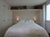 chambre avec rangements et étagère