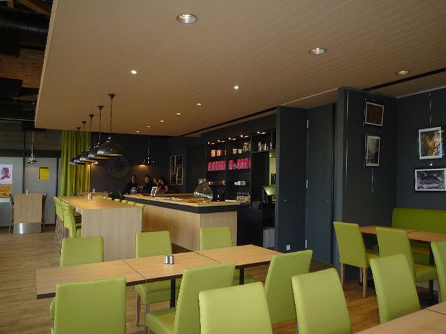 restaurant avec fauteuils vert anis avec bar