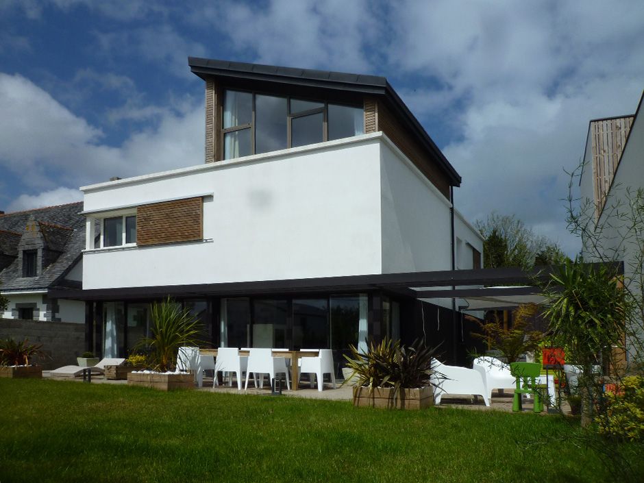 maison design avec grande terrasse en bois