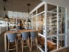aménagement intérieur d'un restaurant avec cave à vins