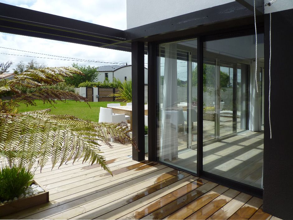 terrasse en bois avec grandes baies vitrées