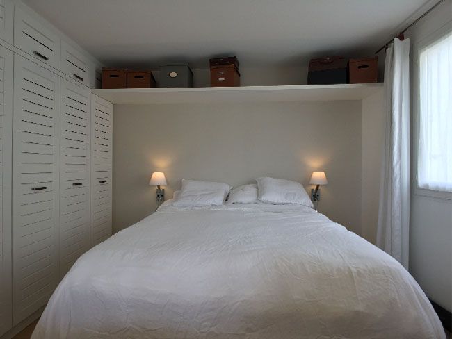 chambre avec rangements et étagère